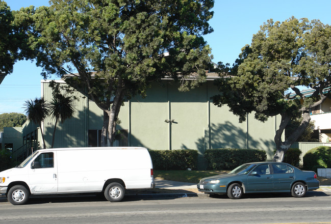 641 W Channel Islands Blvd in Oxnard, CA - Foto de edificio - Building Photo