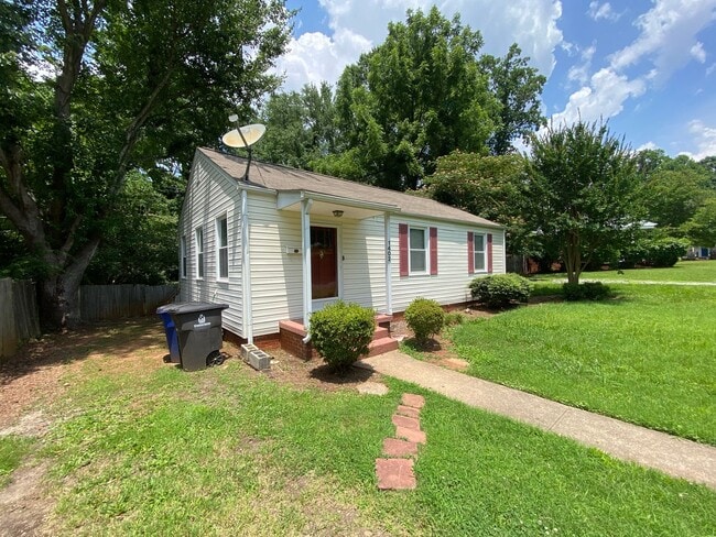 1402 Chelsea St in Winston-Salem, NC - Building Photo - Building Photo