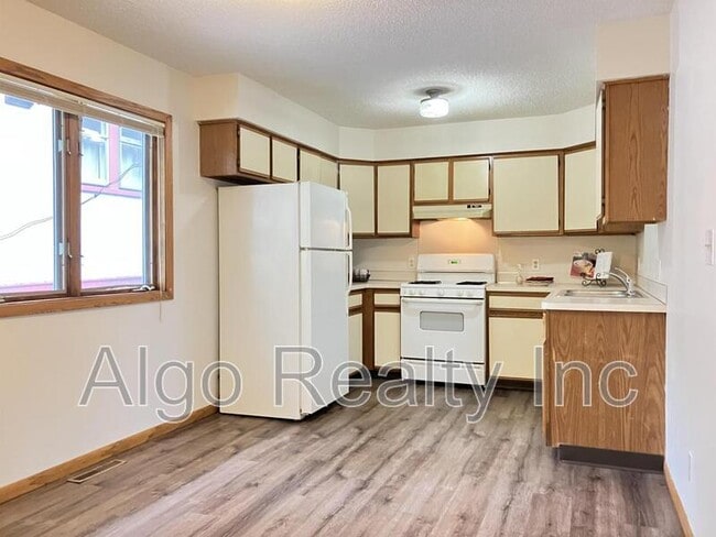 2954 NE Taylor St in Minneapolis, MN - Building Photo - Building Photo