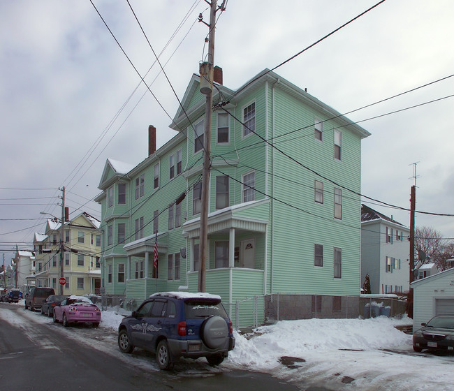 99 16th St in Fall River, MA - Foto de edificio - Building Photo