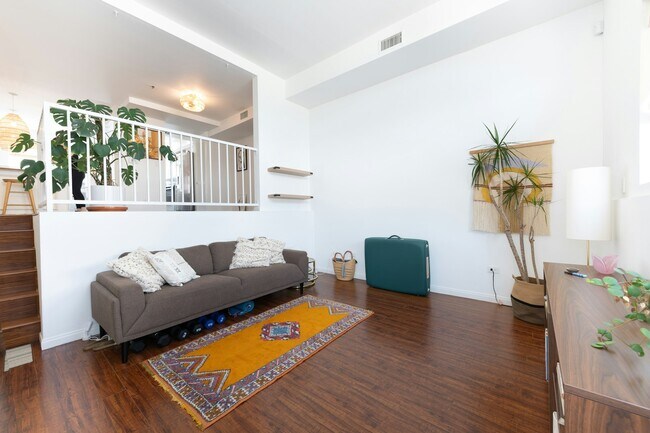 1001 Figueroa Terrace in Los Angeles, CA - Building Photo - Building Photo