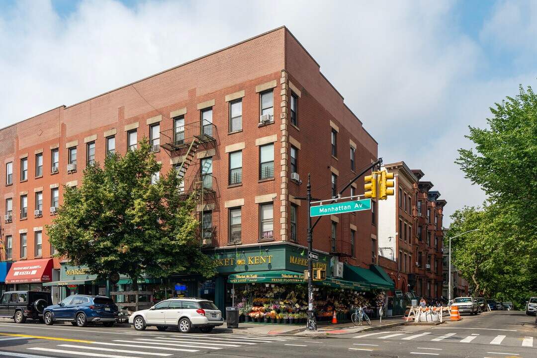 921 Manhattan Ave in Brooklyn, NY - Foto de edificio