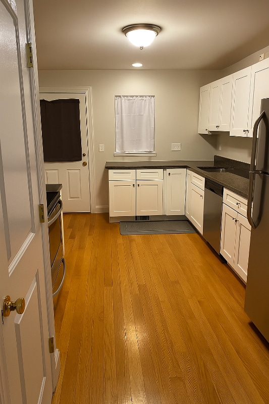 503 Wood St, Unit E in Bristol, RI - Foto de edificio - Building Photo