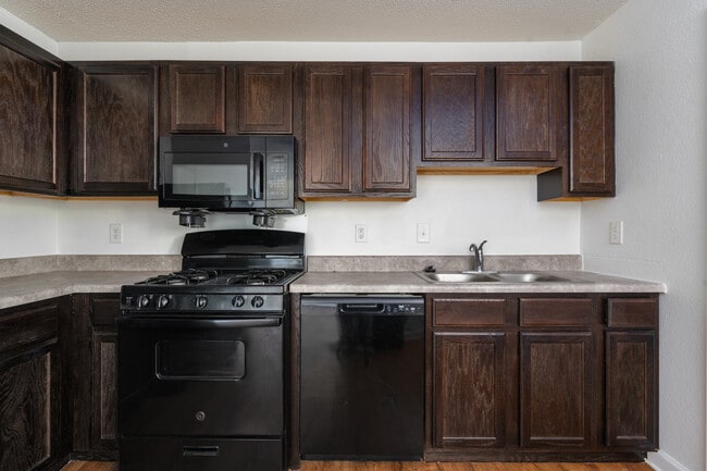 Hollywood/Shawnee Apartments in Atlanta, GA - Building Photo - Interior Photo