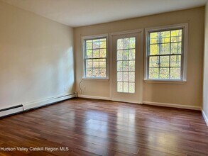 16 Huguenot St in New Paltz, NY - Foto de edificio - Building Photo