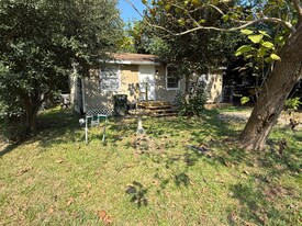 4127 Darby St in Bacliff, TX - Building Photo