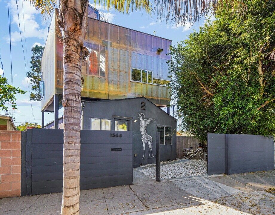 1564 Cabrillo Ave in Venice, CA - Building Photo