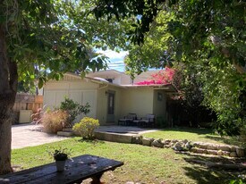 1547 N Fairfax Ave, Unit Garden in Los Angeles, CA - Building Photo