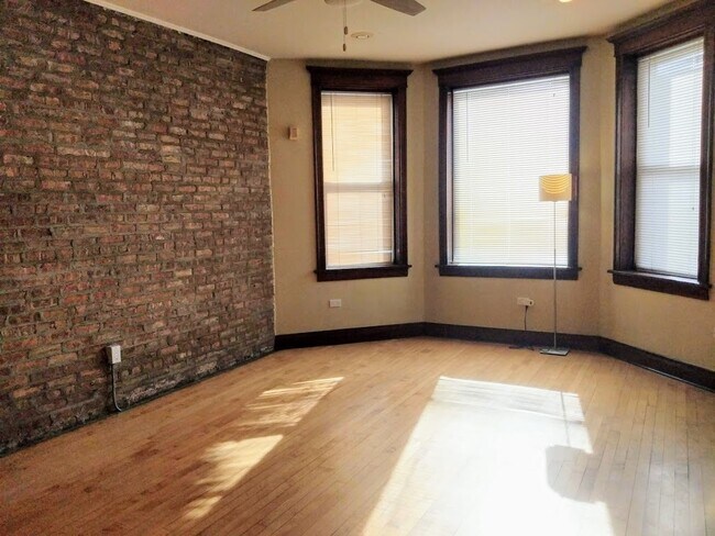 2230 W Augusta Blvd in Chicago, IL - Building Photo - Building Photo