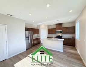 5281 Senesta Cir in Sacramento, CA - Building Photo - Building Photo