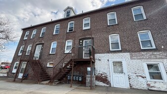 21 West St in Chicopee, MA - Building Photo