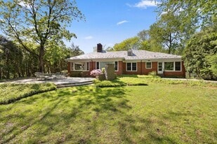 28 Paddington Rd in Scarsdale, NY - Building Photo