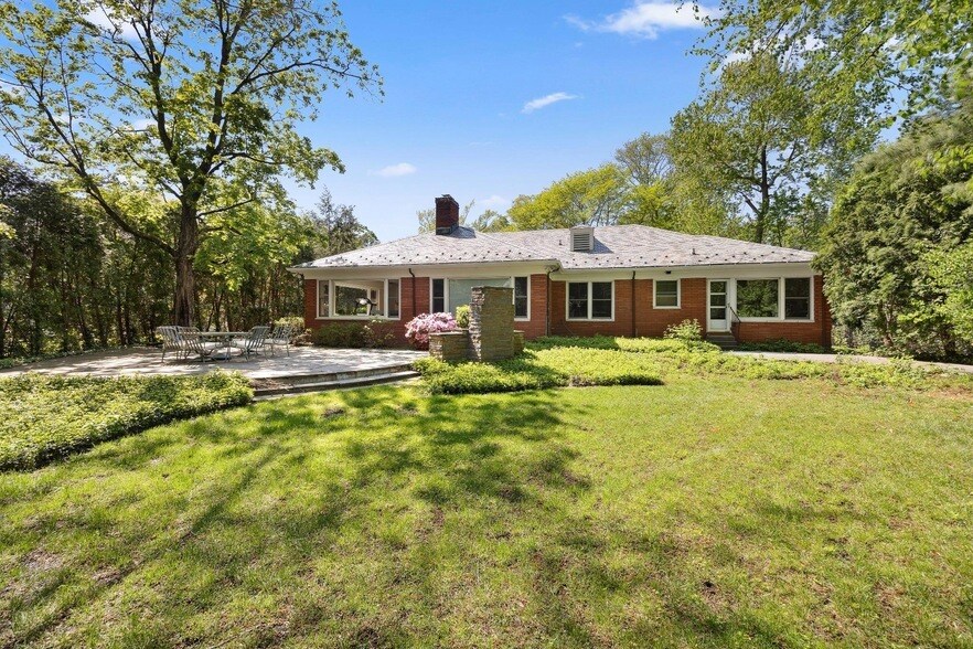 28 Paddington Rd in Scarsdale, NY - Building Photo