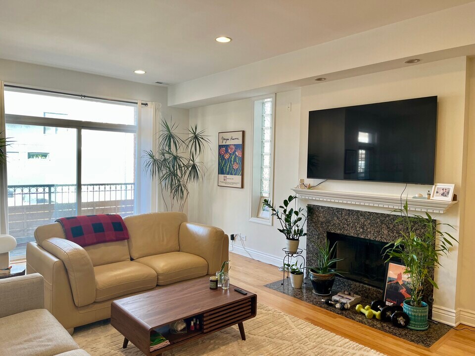 817 N Bishop St, Unit #2 in Chicago, IL - Foto de edificio