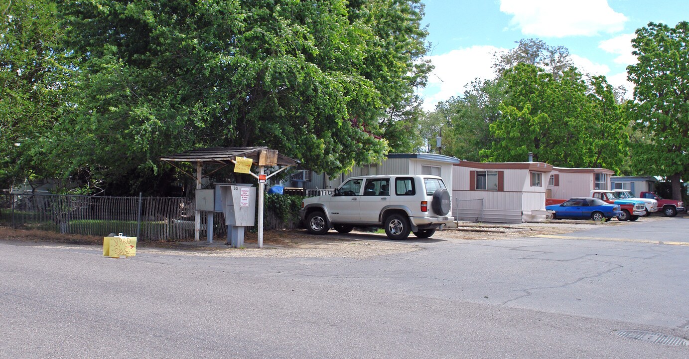 301 E 45th St in Garden City, ID - Building Photo