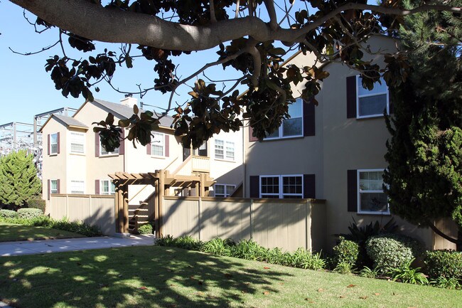 Jolacor Apartments in Coronado, CA - Foto de edificio - Building Photo