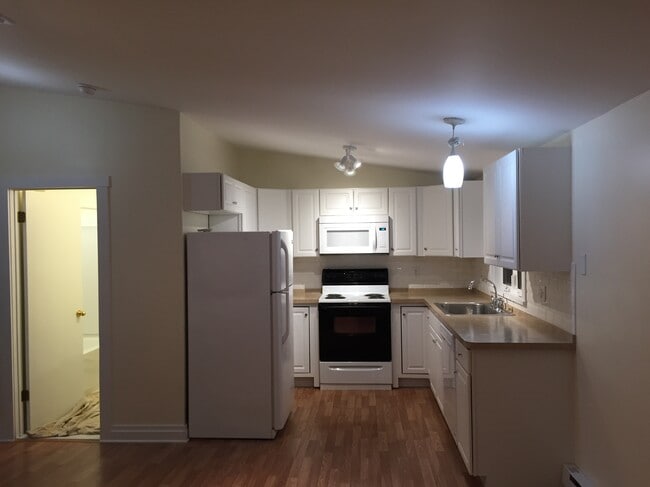 62 E Market St, Unit 2 in Red Hook, NY - Building Photo - Building Photo