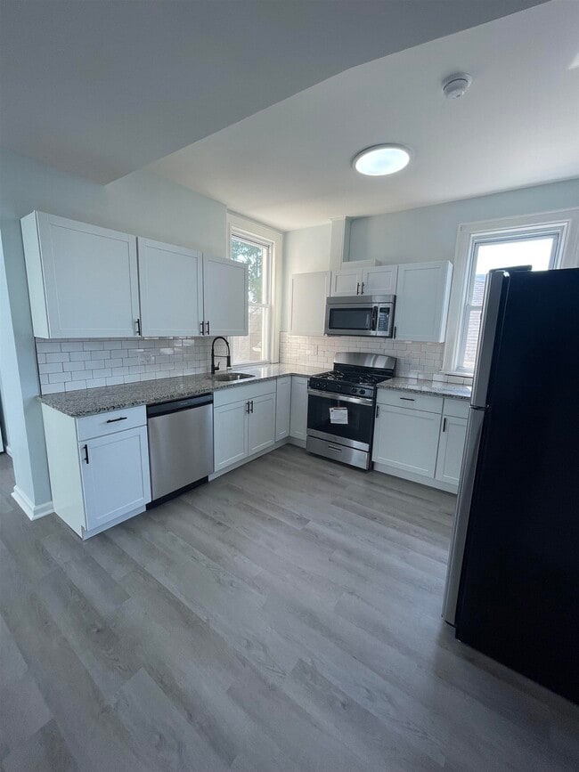 27 E 46th St in Bayonne, NJ - Building Photo - Building Photo
