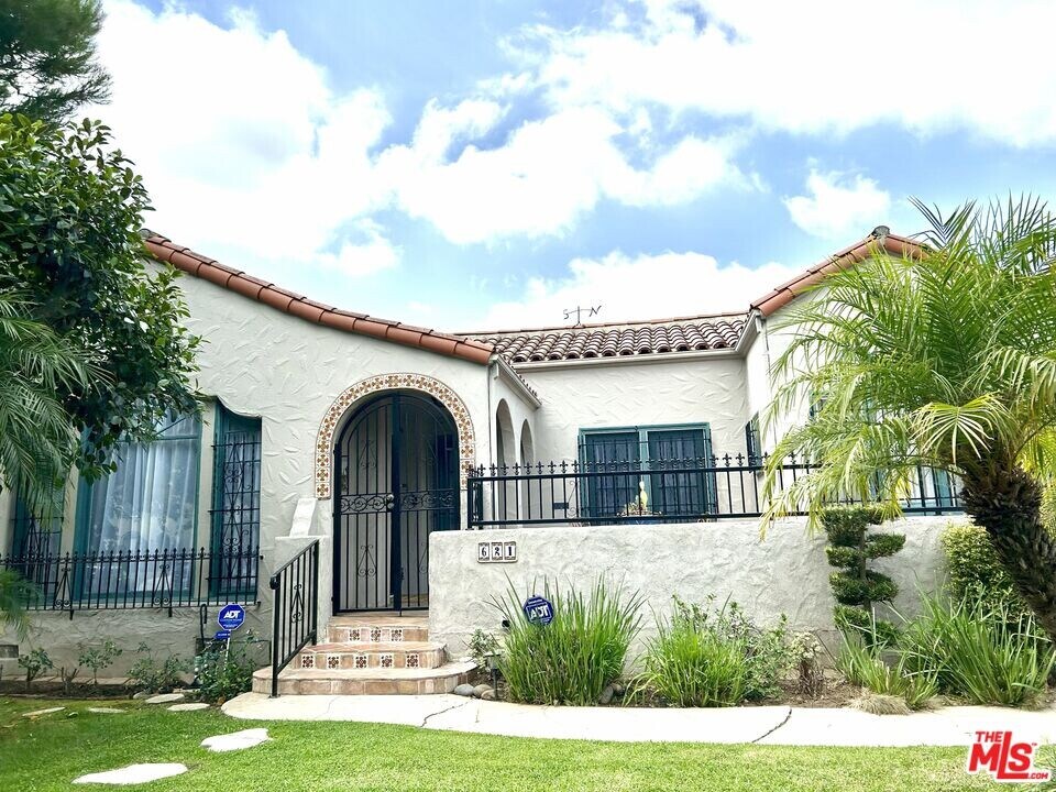 621 S Highland Ave in Los Angeles, CA - Building Photo