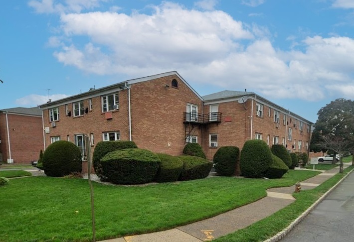 Brighton Estates in Belleville, NJ - Foto de edificio