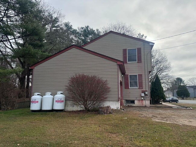 42 River Rd in Brunswick, ME - Foto de edificio - Building Photo