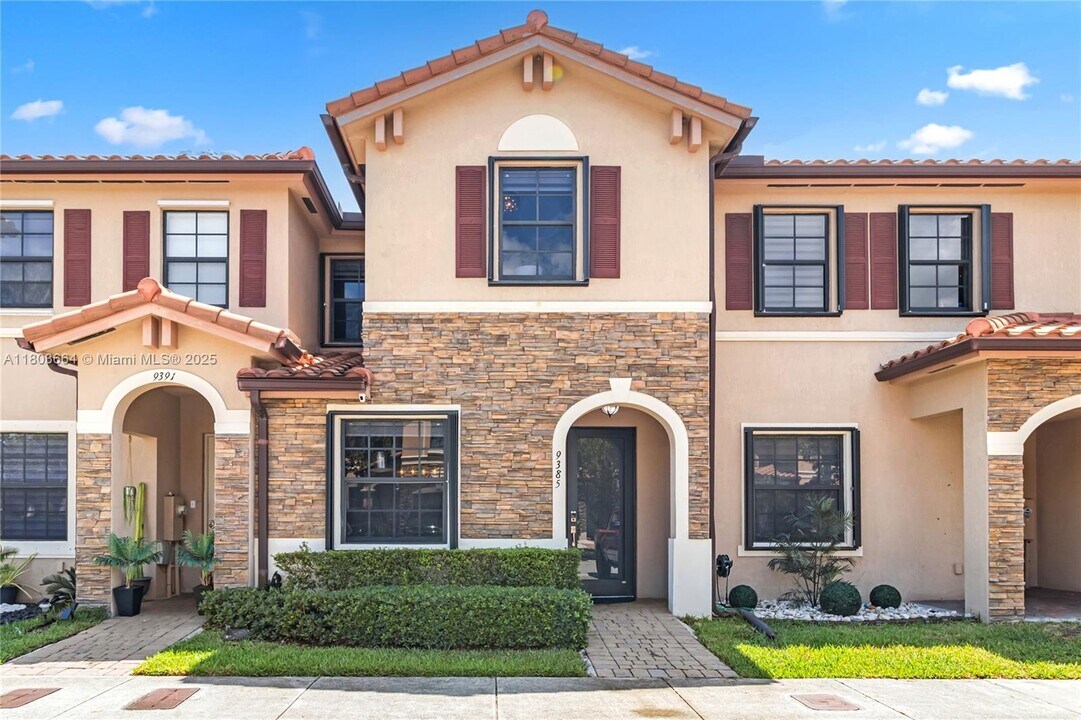 9385 W 33rd Way in Hialeah, FL - Foto de edificio