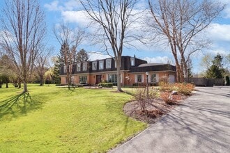 877 Fair Way in Libertyville, IL - Building Photo - Building Photo