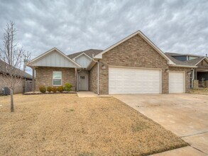 11425 NW 100th Ct in Yukon, OK - Building Photo - Building Photo