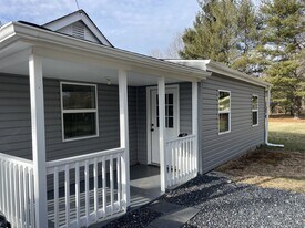 1709 A St in Waynesboro, VA - Building Photo