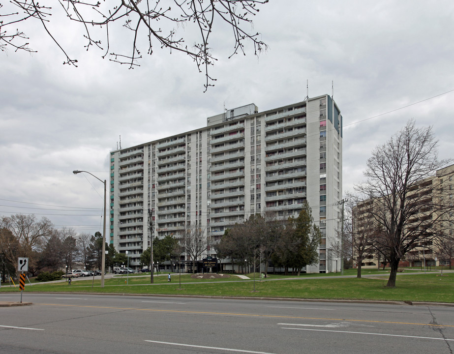 Highland Towers in Toronto, ON - Building Photo