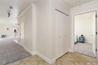 1001 N State St, Unit 107 in Bellingham, WA - Foto de edificio - Building Photo