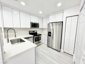 4911 Spinnaker Dr in Fort Lauderdale, FL - Building Photo