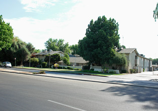 Las Flores Apartments in Fresno, CA - Building Photo - Building Photo