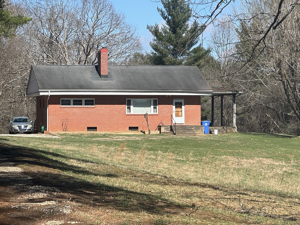 683 Sand Hill Rd in Asheville, NC - Building Photo