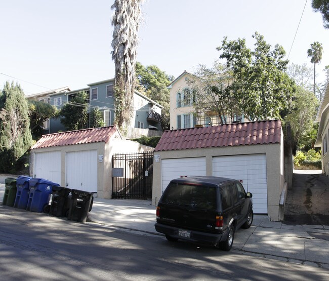 842 Hyperion Ave in Los Angeles, CA - Foto de edificio - Building Photo