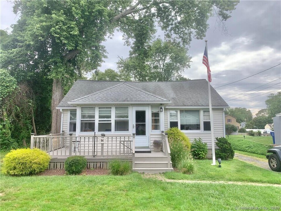94 Nehantic Trail in Old Saybrook, CT - Building Photo