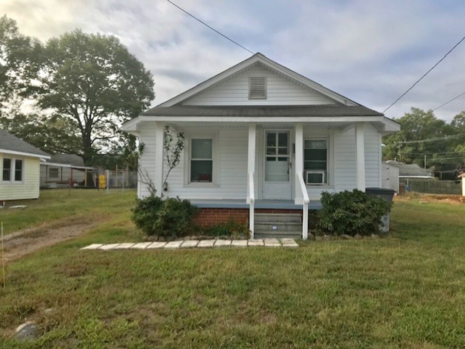 1104 Woodlawn St in Kannapolis, NC - Building Photo