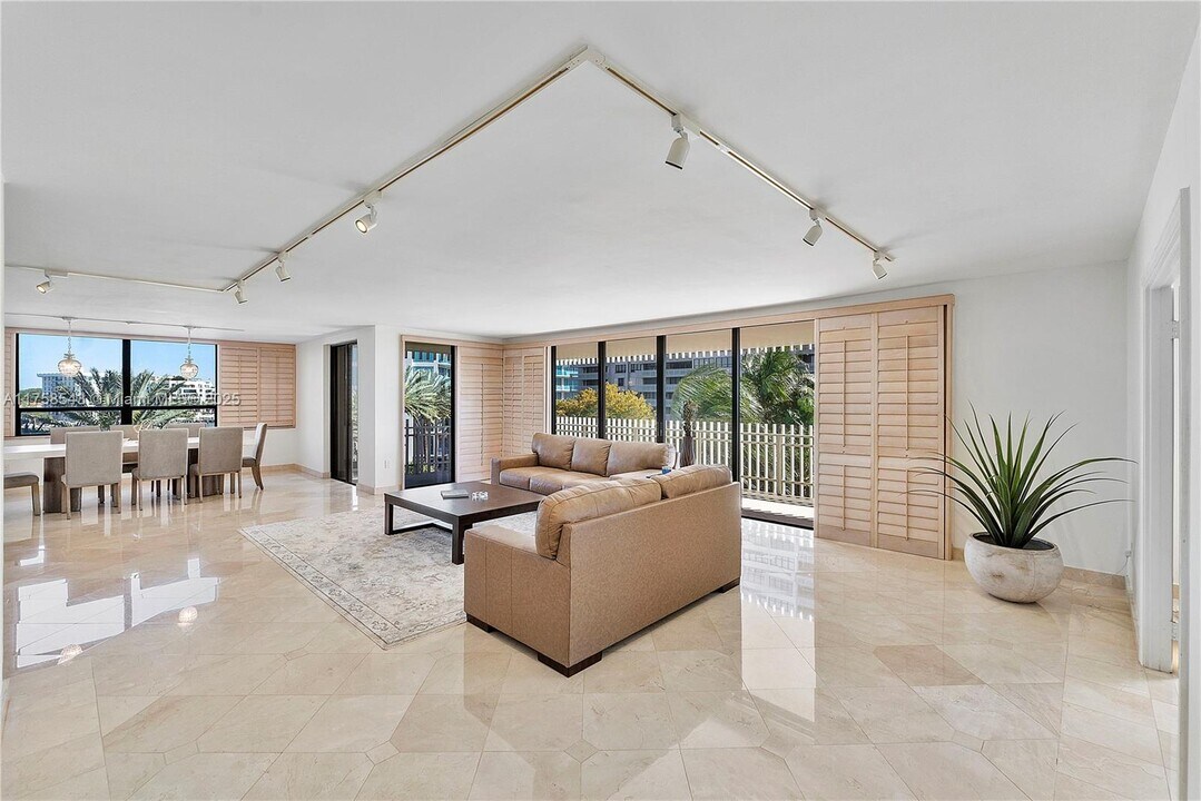 2 Grove Isle Dr in Miami, FL - Building Photo