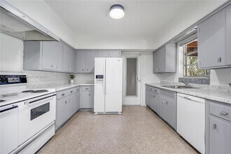 6445 SW 46th Terrace in Miami, FL - Building Photo - Building Photo