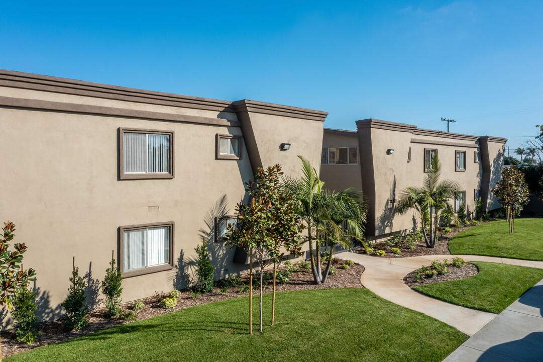 Somerset Villas in Westminster, CA - Building Photo