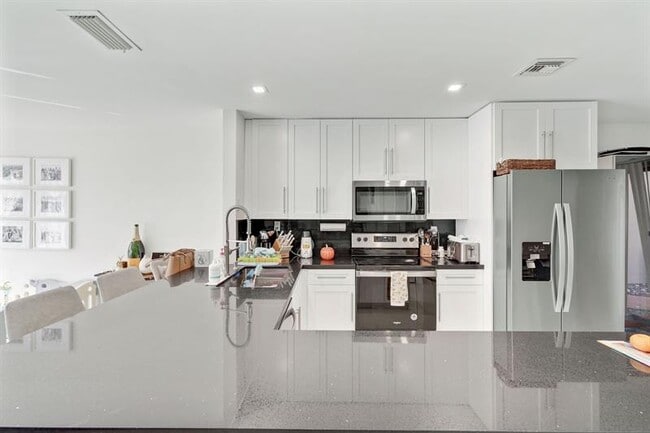 3961 Adra Ave in Doral, FL - Building Photo - Building Photo