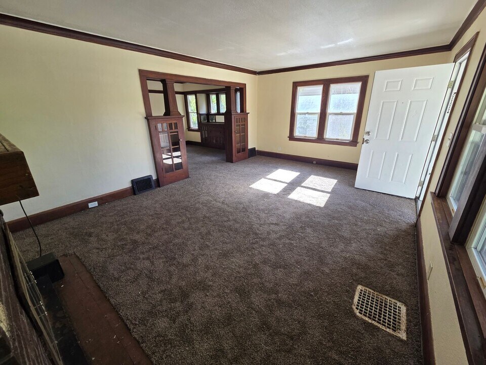 803 N Winnebago St in Rockford, IL - Building Photo