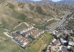 11881 Terra Vista Way, Unit 111 in Sylmar, CA - Foto de edificio - Building Photo