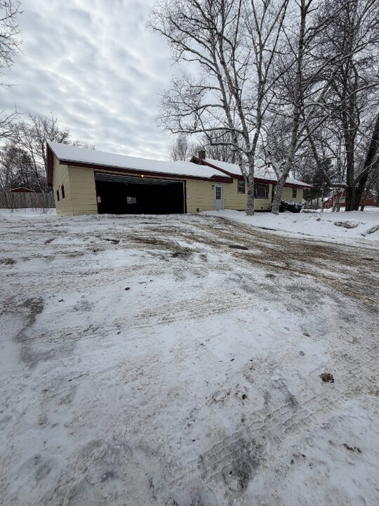 78 Massachusetts Ave in Millinocket, ME - Foto de edificio