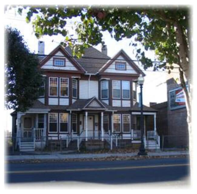 527 E Main St, Unit Newly Renovated—Lrg 3Brdm in Bridgeport, CT - Building Photo - Building Photo