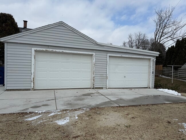 966 N Green Bay Rd in Grafton, WI - Building Photo - Building Photo