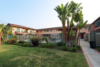 Mountain View Townhouse in Fullerton, CA - Foto de edificio - Building Photo