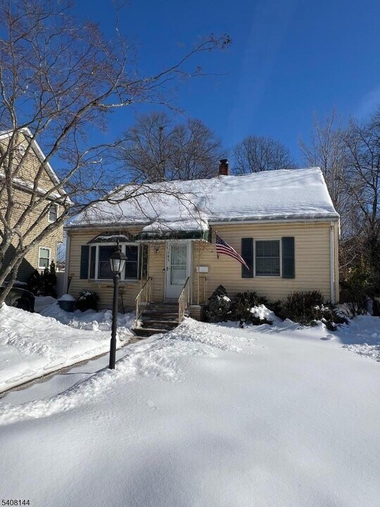 145 Pine St in Pompton Lakes, NJ - Building Photo