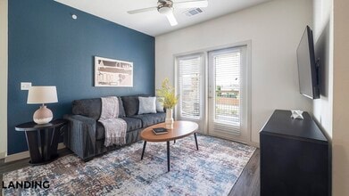 2825 Main St in Buda, TX - Foto de edificio - Building Photo