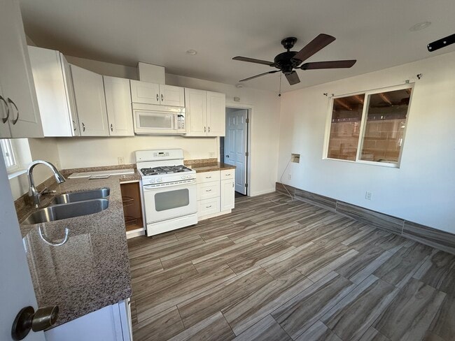 18334 Lorne St in Reseda, CA - Building Photo - Building Photo